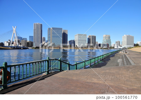 東京都市風景 隅田川と街並み 越中島公園 東京都市風景 隅田川と街並み 越中島公園 100561770