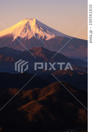 (山梨県)百蔵山展望・朝焼けに染まる富士山と山並みの絶景 (山梨県)百蔵山展望・朝焼けに染まる富士山と山並みの絶景 100561810