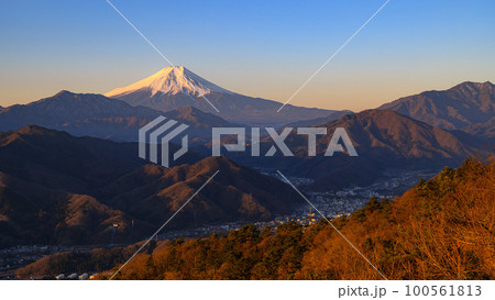 （山梨県）百蔵山展望・朝焼けに染まる富士山と山並みの絶景 100561813