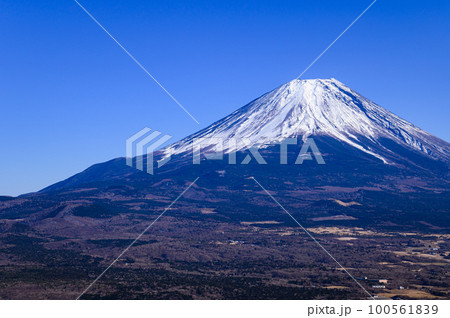 （山梨県）竜ヶ岳展望・青空と富士山の絶景 100561839