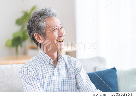 笑顔のシニア男性 100562353