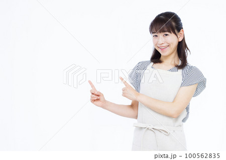 紹介をしている30代の主婦 紹介をしている30代の主婦 100562835