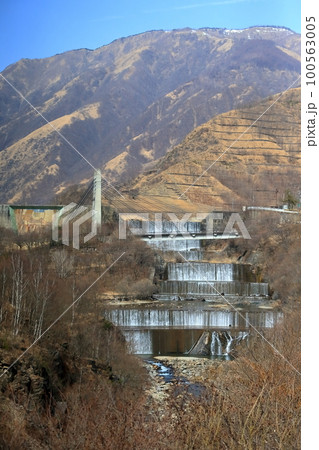 足尾ダムの風景 100563005