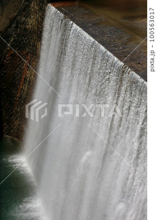 足尾ダムの風景 100563017