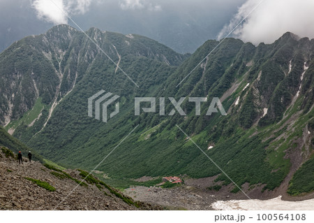北アルプス・穂高岳山荘付近から見る涸沢 北アルプス・穂高岳山荘付近から見る涸沢 100564108