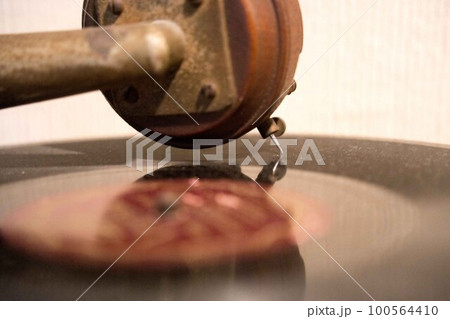 古いレコードとレトロな蓄音機 100564410