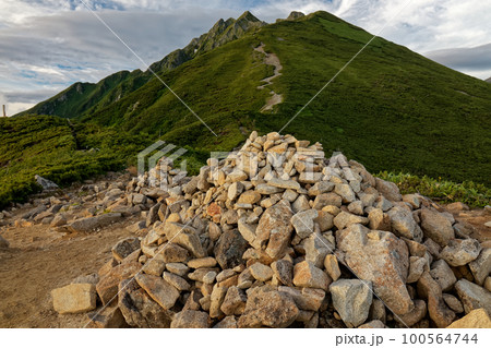 北アルプス・西穂山荘付近から見る夕暮れの西穂高岳 北アルプス・西穂山荘付近から見る夕暮れの西穂高岳 100564744