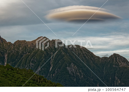 北アルプス・西穂山荘付近から見る夕暮れの明神岳とレンズ雲 北アルプス・西穂山荘付近から見る夕暮れの明神岳とレンズ雲 100564747