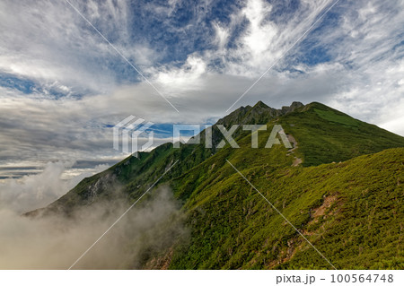 北アルプス・西穂山荘付近から見る夕暮れの西穂高岳 100564748