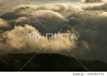 北アルプス・西穂山荘付近から見る夕暮れの新穂高ロープウェイ駅 北アルプス・西穂山荘付近から見る夕暮れの新穂高ロープウェイ駅 100564751
