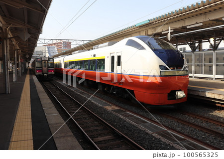 青森駅到着の電車特急つがる　e751系　奥羽本線　青森県　青森市 100565325