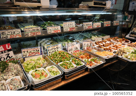 昔ながらの市場。お惣菜の店。レトロな雰囲気で店主との交流もありスーパーでの買い物より楽しい 昔ながらの市場。お惣菜の店。レトロな雰囲気で店主との交流もありスーパーでの買い物より楽しい 100565352