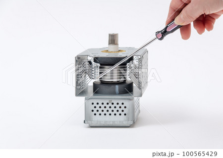 【マグネトロンとドライバーと女性】 100565429