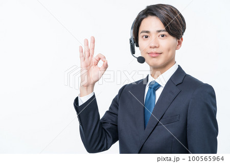 OKサインを出す若い男性オペレーター OKサインを出す若い男性オペレーター 100565964
