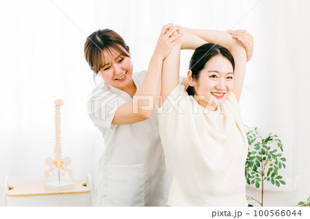 肩周りのストレッチをする整体師の女性と患者(ストレートネック・首こり・鞭打ち) 肩周りのストレッチをする整体師の女性と患者(ストレートネック・首こり・鞭打ち) 100566044