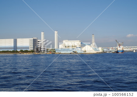 物流倉庫のある横浜港の景色 物流倉庫のある横浜港の景色 100566152