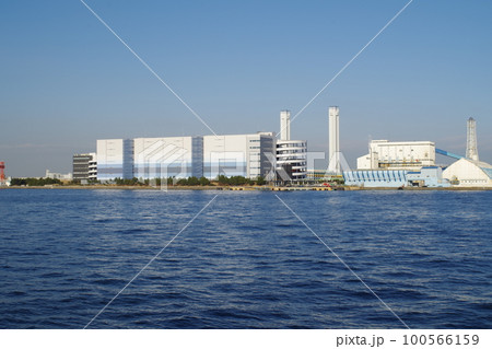 物流倉庫のある横浜港の景色 物流倉庫のある横浜港の景色 100566159