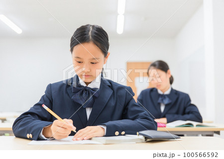 塾・学校の教室で勉強する制服姿の中学生・高校生・小学生の生徒(受験) 塾・学校の教室で勉強する制服姿の中学生・高校生・小学生の生徒(受験) 100566592
