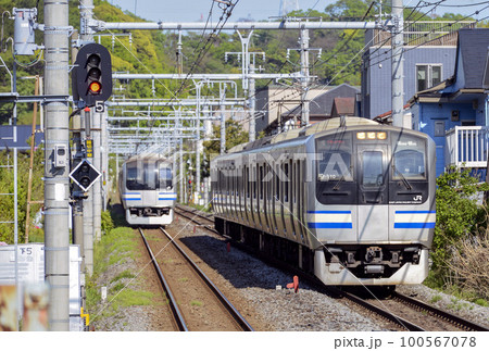 横須賀線【E217系】東逗子駅付近 100567078