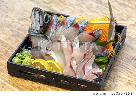 大分佐賀関でとれた関サバ 100567152