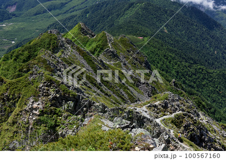 北アルプス・西穂高岳稜線から見るピラミッドピークと独標 100567160