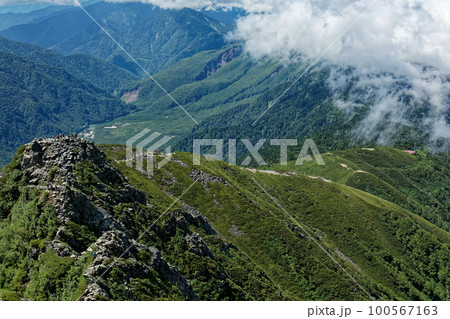 北アルプス・西穂高岳稜線から見る独標と西穂山荘・上高地 100567163