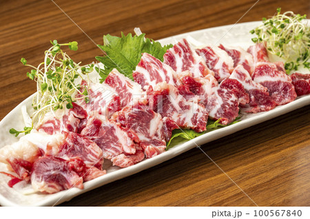 熊本の新鮮な馬刺し 100567840