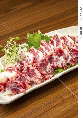 熊本の新鮮な馬刺し 100567841