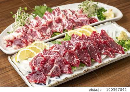 熊本の新鮮な馬刺し 100567842