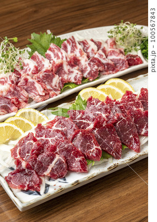 熊本の新鮮な馬刺し 熊本の新鮮な馬刺し 100567843