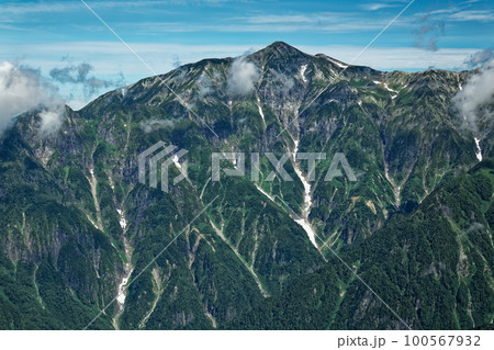 北アルプス・西穂高岳稜線から見る笠ヶ岳 100567932