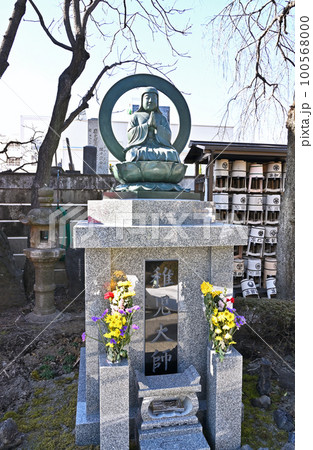 川口散歩：錫杖寺　真言宗智山派　稚児大師像　川口市 100568000
