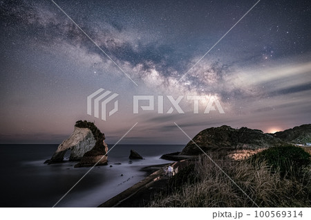 夫婦島俯瞰と天の川 100569314