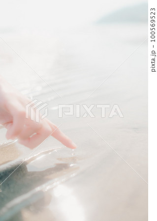 海辺に佇む女性の写真 海辺に佇む女性の写真 100569523