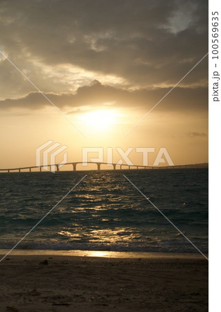 【沖縄】宮古島の夕陽とビーチ 【沖縄】宮古島の夕陽とビーチ 100569635