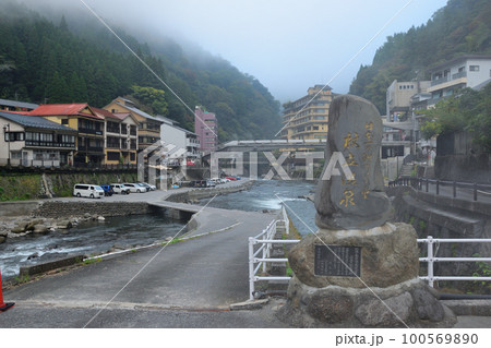 朝の杖立温泉 100569890