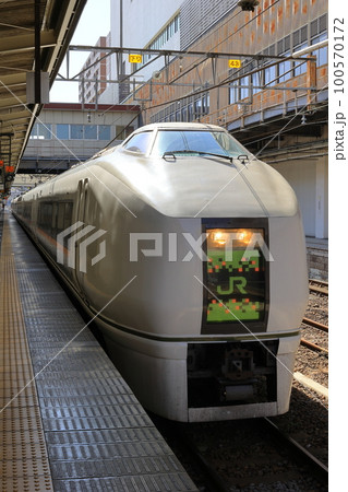 高崎駅に停車する651系 100570172