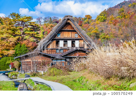 秋の白川郷　和田家 100570249