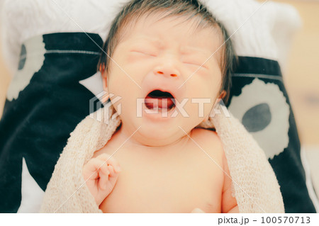 生後まもない赤ちゃんがミルクを飲む写真 生後まもない赤ちゃんがミルクを飲む写真 100570713