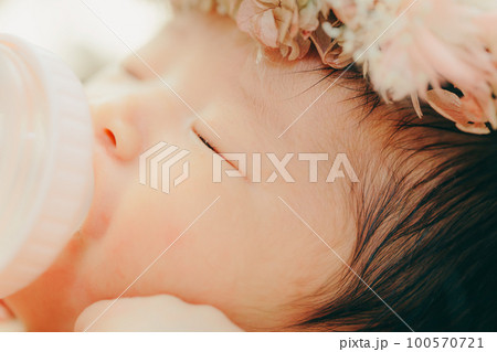 生後まもない赤ちゃんがミルクを飲む写真 生後まもない赤ちゃんがミルクを飲む写真 100570721