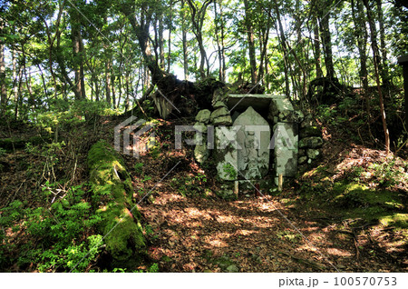 赤木越の鍋割(なべわれ)地蔵 【和歌山県田辺市本宮町】 赤木越の鍋割(なべわれ)地蔵 【和歌山県田辺市本宮町】 100570753