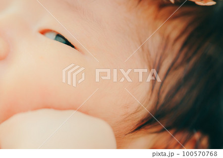 生後まもない赤ちゃんの写真 生後まもない赤ちゃんの写真 100570768