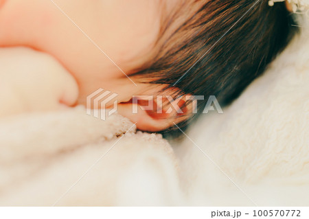 生後まもない赤ちゃんの写真 生後まもない赤ちゃんの写真 100570772