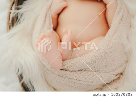 生後まもない赤ちゃんの写真 生後まもない赤ちゃんの写真 100570808