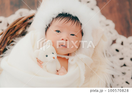 生後まもない赤ちゃんの写真 生後まもない赤ちゃんの写真 100570828