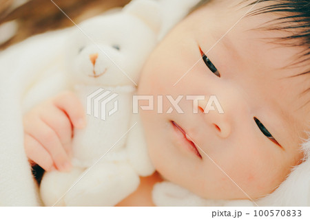 生後まもない赤ちゃんの写真 生後まもない赤ちゃんの写真 100570833