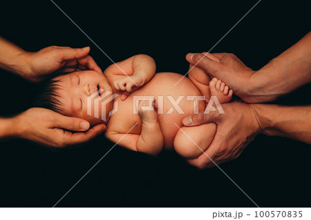 生後まもない赤ちゃんの写真 100570835
