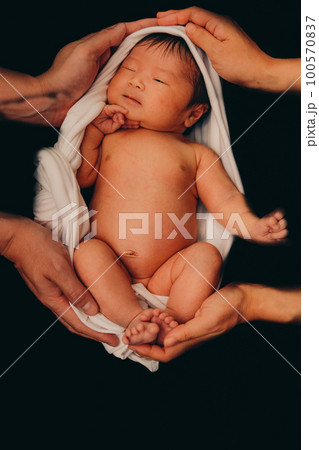 生後まもない赤ちゃんの写真 100570837