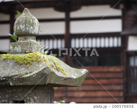 苔の生えた灯篭④の写真素材 [100570858] - PIXTA