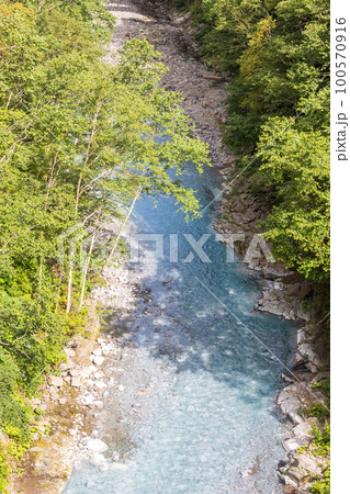 北海道美瑛町の美瑛川の風景 100570916